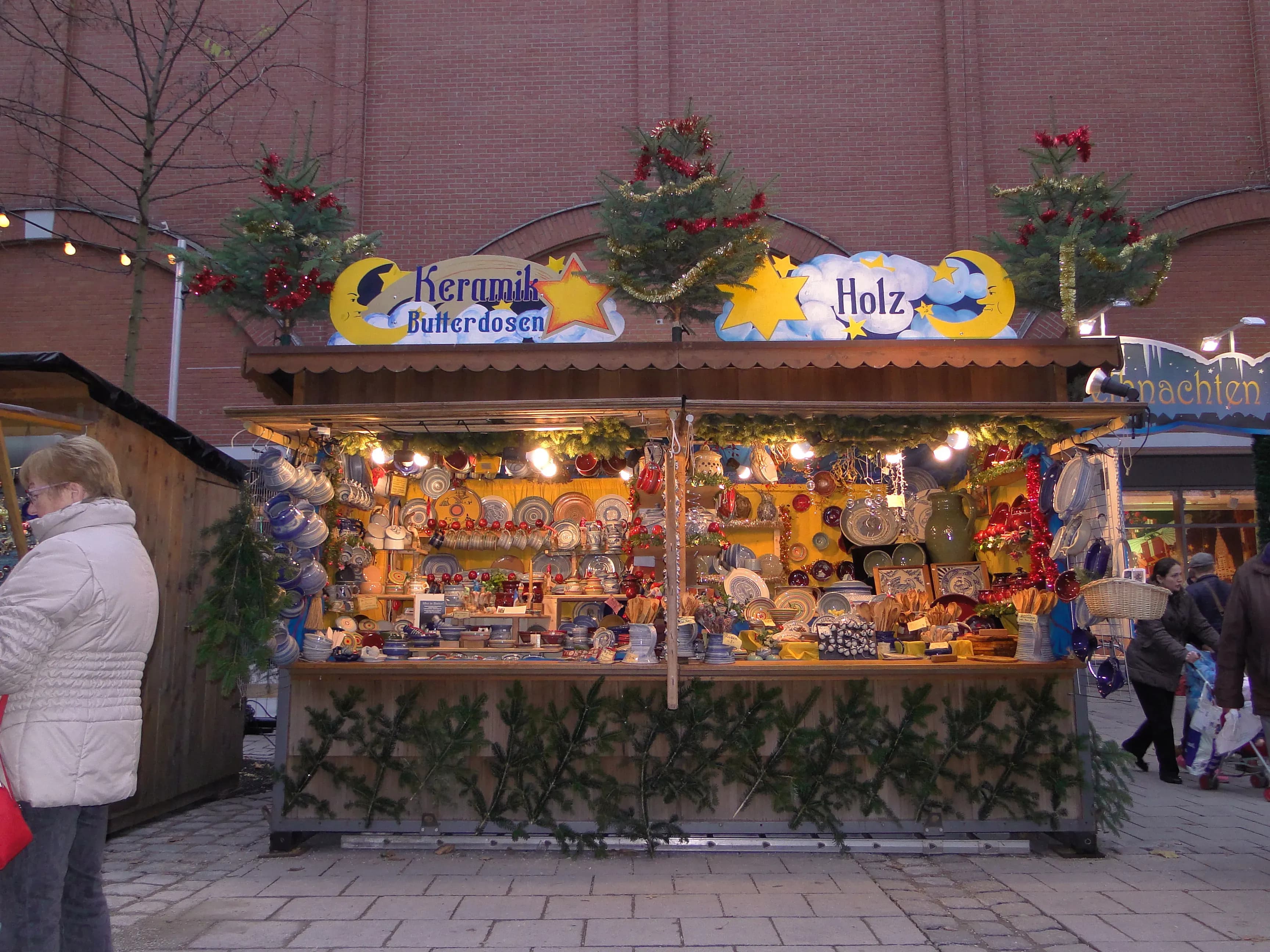Weihnachtlich geschmückter Stand mit Keramik am Abend