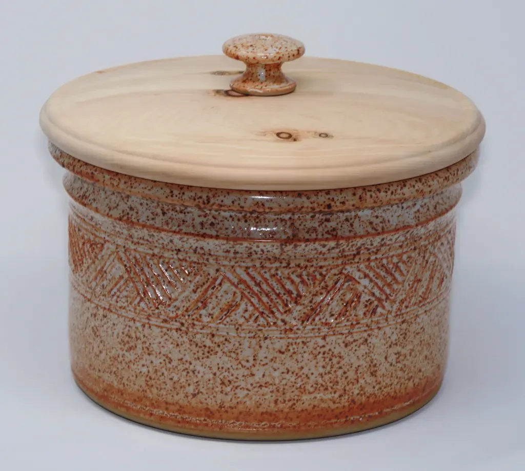 Brottopf mit Holzdeckel – Dekor Shino 73 mit Ritzdekor, Durchmesser ca. 26-28 cm, Höhe ohne Deckel ca.14-15 cm Preis: 180,- €, Beispielfoto