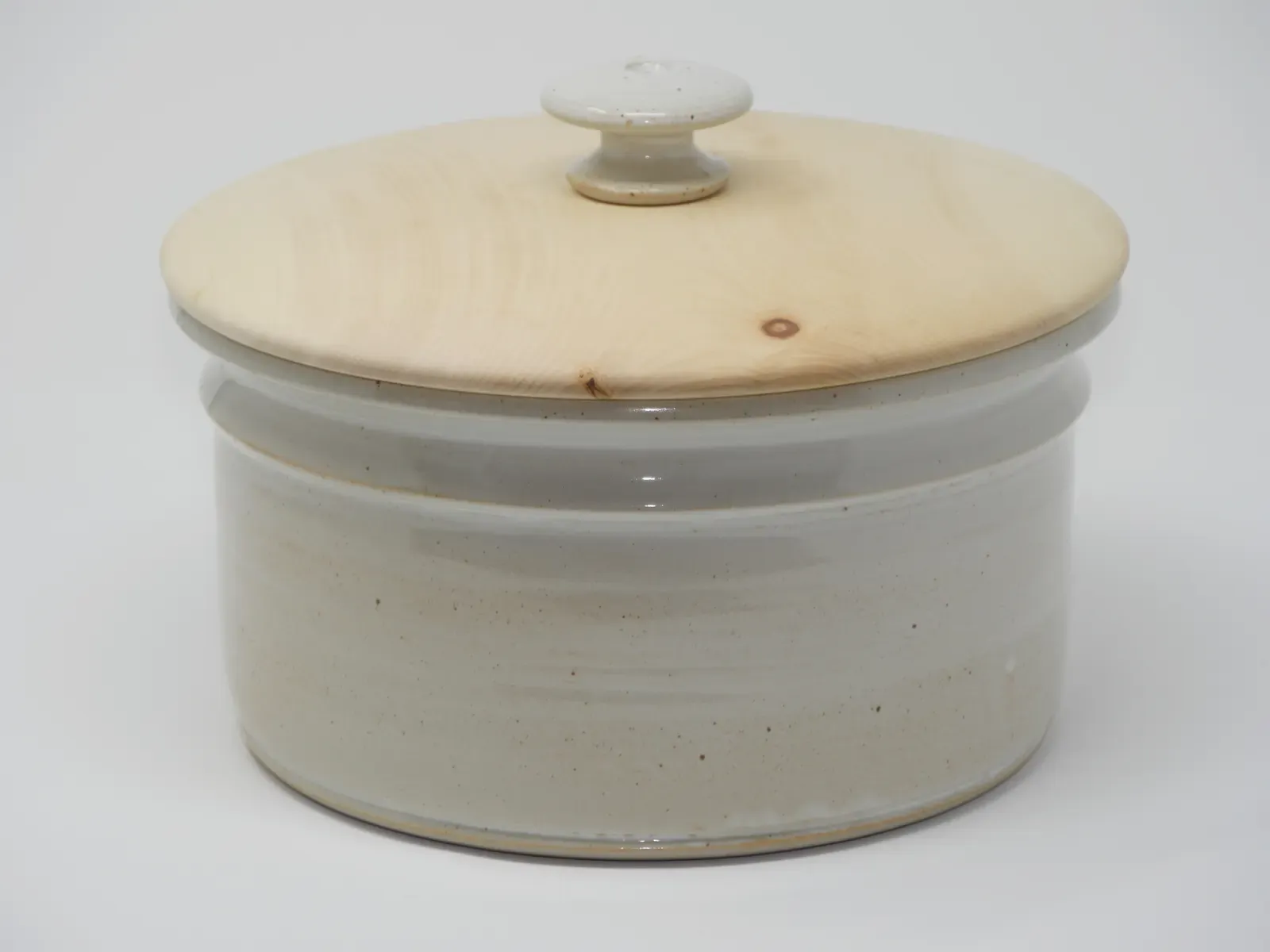 Brottopf mit Holzdeckel – Dekor Creme Weiß Glänzend Durchmesser ca. 26-28 cm Höhe ohne Deckel ca.14-15 cm Preis: 160- €, Beispielfoto